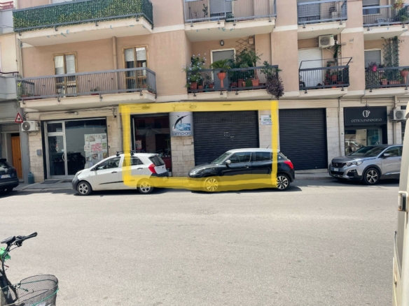 Locale Commerciale in vendita in via Abetone, 8