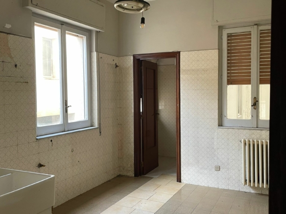 Altamura, Corso Umberto I, Appartamento 2°piano con bucataio
