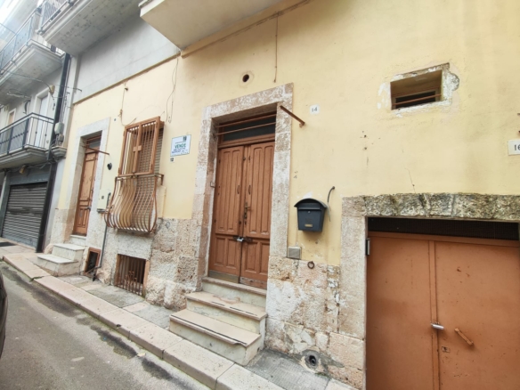 Altamura Casa indipendente in vendita in Via Marcello Cusani